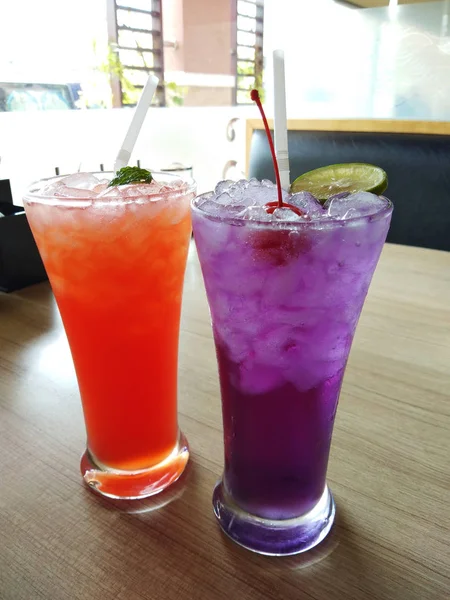 Soğuk bitkisel içecek, Anchan ve Mix meyveleri — Stok fotoğraf