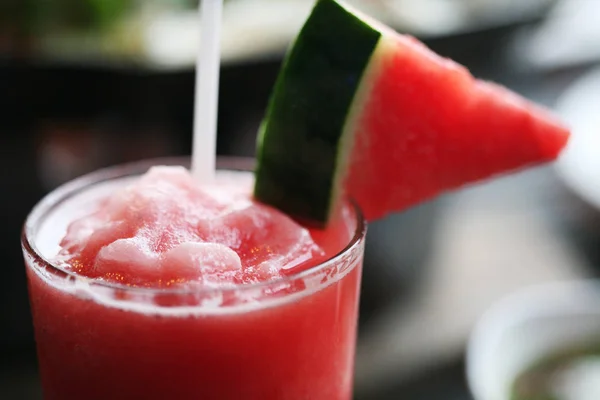 Watermeloen smoothie, in het glas, close up — Stockfoto