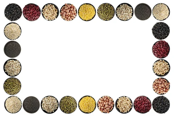 Mix orzechy w czarnej misce Ramka na białym tle, soja, zielony — Zdjęcie stockowe