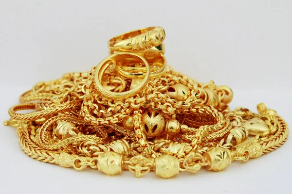 Guld Halsband Närbild Makro Vit Bakgrund — Stockfoto