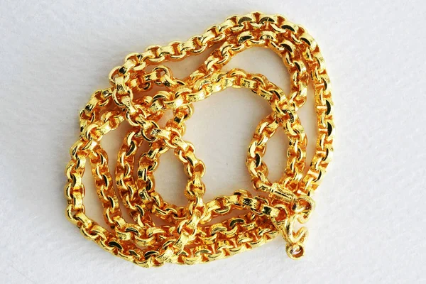 Guld Halsband Närbild Makro Vit Bakgrund — Stockfoto