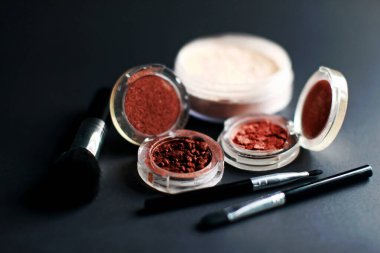Siyah arkaplanda kozmetik makyaj