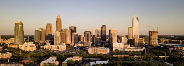 Yeşil ağaçlar ilkbaharda Charlotte, North Carolina kentsel merkezi için gelir.