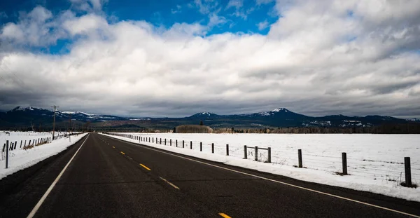 Road Clear Passing Snow Covered Range Land Fort Klamath Oregon — Stock Photo, Image