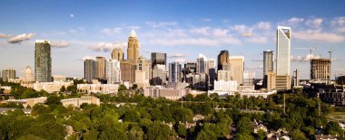 Yeşil ağaçlar ilkbaharda Charlotte, North Carolina kentsel merkezi için gelir.
