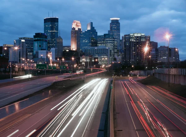 Nacht Ist Über Minneapolis Minnesota Als Berufsverkehr Immer Noch Bewegt — Stockfoto