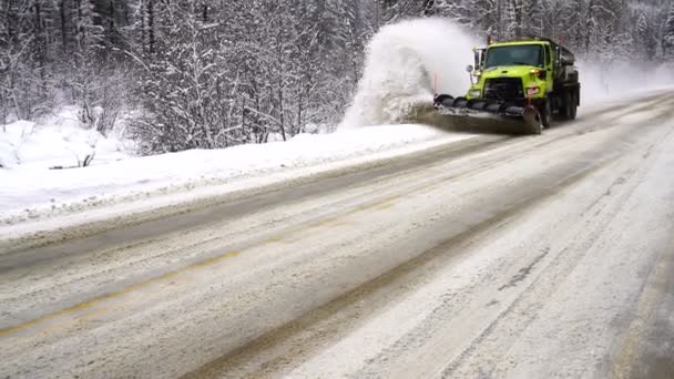 Grön Lastbil Med Ett Plogen Tränger Undan Snö Utanför Vägbanan — Stockvideo