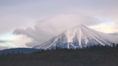 Bulutlar ve sinek ve Mt Mcloughlin Cascade dağ silsilesi içinde üzerinden akışı