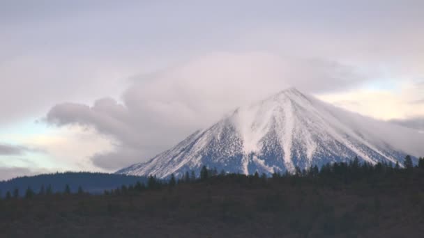 Nuvole Uccelli Volano Scorrono Sul Monte Mcloughlin Nella Catena Montuosa — Video Stock