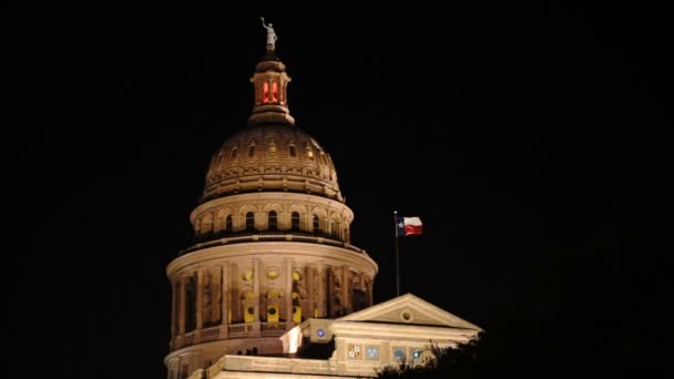 Lonestar Κράτος Σημαίας Κύματα Austin Capital Κτίριο Νύχτα — Αρχείο Βίντεο