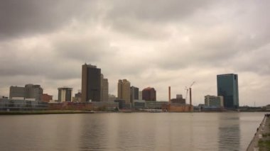 Fırtına bulutları hızlı Toledo Ohio üzerinde Maumee nehir üzerinde geçmek.