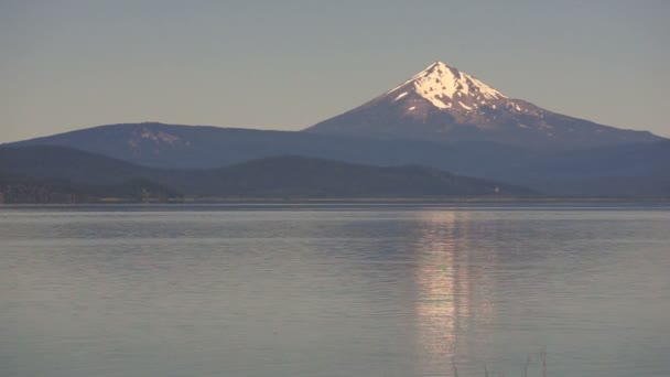 Pico Diamante Reflejado Las Aguas Del Lago Klamath Oregon — Vídeos de Stock