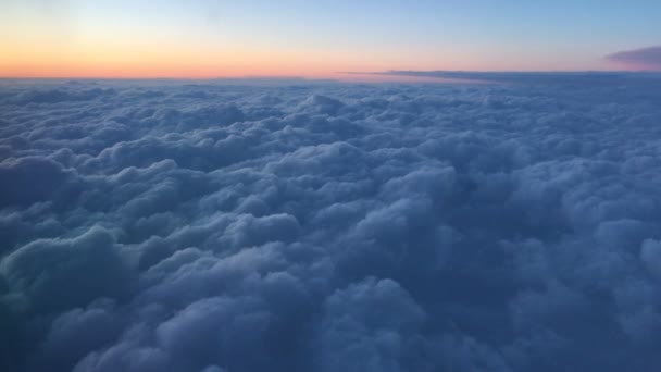 Θέα Από Παράθυρο Του Αεροπλάνου Μπλε Σύννεφα Πάνω Από Την — Αρχείο Βίντεο