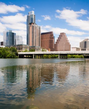 Sermaye şehir Texas Austin bir nehir kenarında manzaralı güzel bir günde
