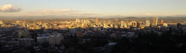 Tüm Binaları Şehir Portland Mount Hood Günbatımında Görünür Ile Arasında — Stok fotoğraf