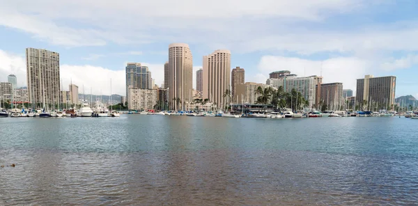 าเร อในอลาไวโบ ทฮาร เบอร ในหาด Waikiki บนเกาะ Oahu ในฮาวาย — ภาพถ่ายสต็อก