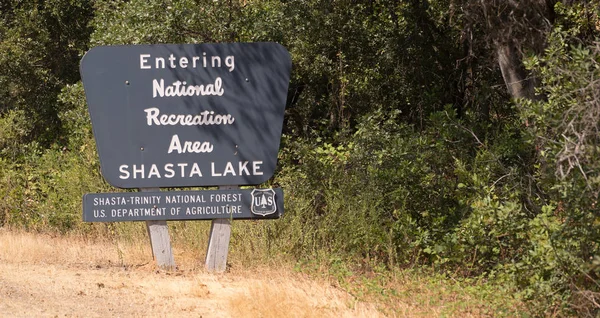 Carved Wooden Sign Welcomes Travelers Who Pass Shasta Trinity National — Stock Photo, Image