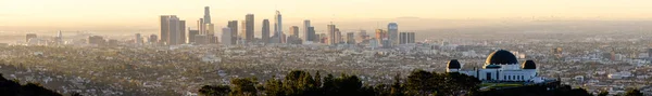 目を見ることができる限りでは すべての方向に伸ばしてロサンゼルス カリフォルニアの象徴的な町 — ストック写真