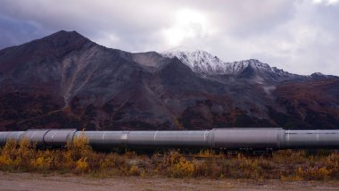 An oil pipeline carries resources from the far north in Alaska south to refineries clipart