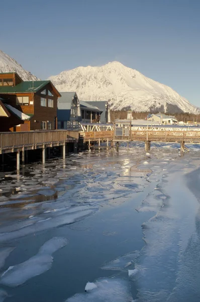 Hielo Está Rompiendo Bahía Puerto Deportivo Debajo Las Altas Montañas —  Fotos de Stock