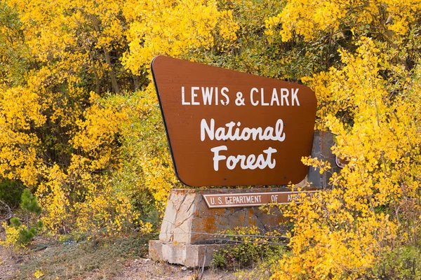 标记标志表示进入蒙大拿州的刘易斯和克拉克 的公共土地 — 图库照片