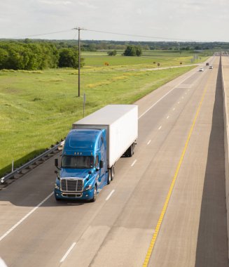 Parlak ve renkli 18 Wheeler motorlar karayolu ile bağlı römork aşağı.