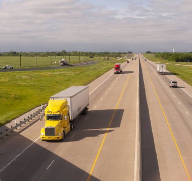 Parlak ve renkli 18 Wheeler motorlar karayolu ile bağlı römork aşağı.