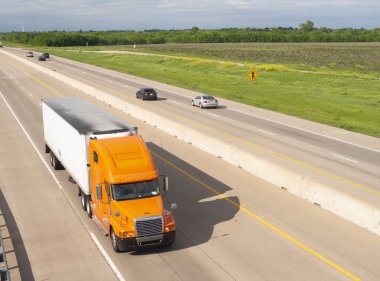 Parlak ve renkli 18 Wheeler motorlar karayolu ile bağlı römork aşağı.