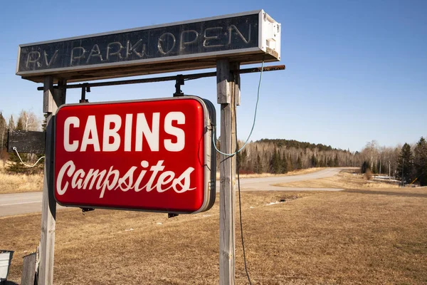 Sign Post Side Highway Advertises Camping Parking All Who Pass — Stock Photo, Image