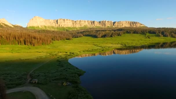 Vista Aérea Movendo Sobre Brooks Lake Breccia Cliffs Montanha Gama — Vídeo de Stock