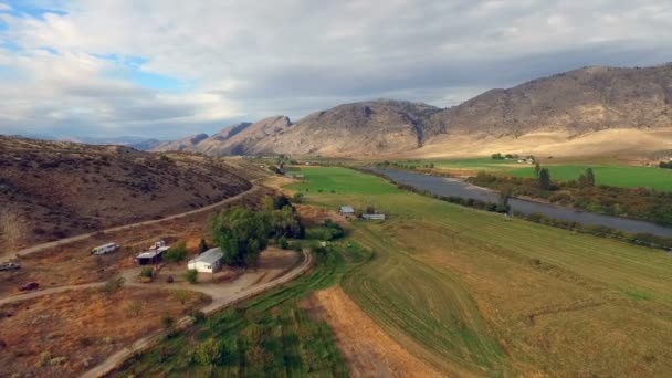 Aerial Perspektiv Över Jordbruksmark Nära Floden Okanogan Washington State — Stockvideo