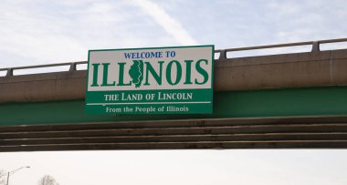 Yeşil yansıtıcı Otoban işareti yolcuları Illinois'e ağırlıyor