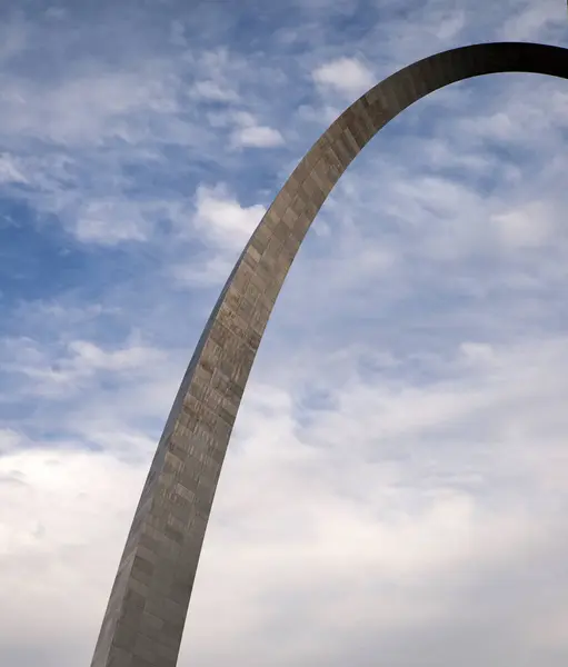 Blue Skies Hold White Clouds Gateway Arch Louis Missouri — Stock Photo, Image