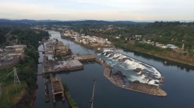 Mt Hood hava bu kompozisyon içinde arka planda Oregon City görülebilir