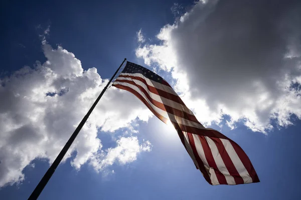 Bandera Americana Ondea Día Caluroso Sur Estados Unidos Contra Cielo — Foto de Stock