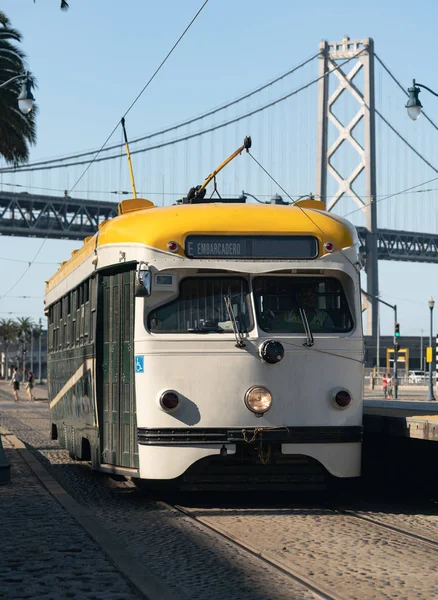 Una Composizione Verticale Treno Californiano Che Percorre Embarcadero Run San — Foto Stock