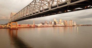 Mississippi Nehri Karayolu Köprüsü güverte altında New Orleans havadan görünümü