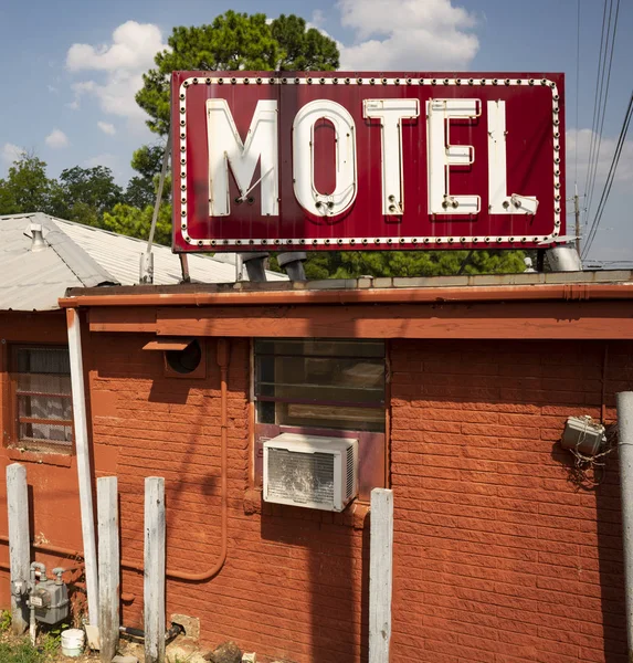 Sebuah Pemandangan Jenuh Langit Biru Belakang Sebuah Bangunan Motel Perkotaan — Stok Foto