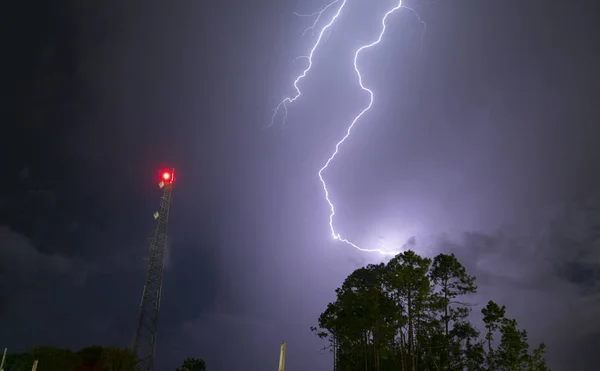 Una Tempesta Elettrica Che Produce Fulmini Terra Nube Una Calda — Foto Stock