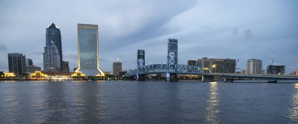 Luzes Construção Refletem Johns River Como Queda Noite Uma Tempestade — Fotografia de Stock