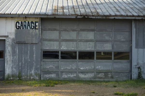 Mörk Grå Garage Stängd Eller Övergiven Med Handskrivna Tecken — Stockfoto