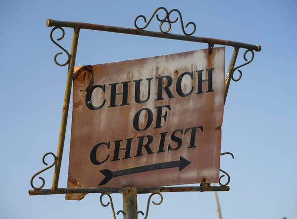 Old Rusty Metal Sign Points Says Church Christ — стоковое фото