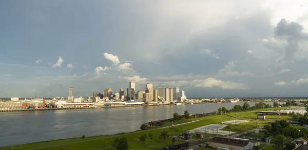 Bulutlu Gökyüzü New Orleans Louisiana Binaların Arkasında Bir Gökkuşağı Yapma — Stok fotoğraf