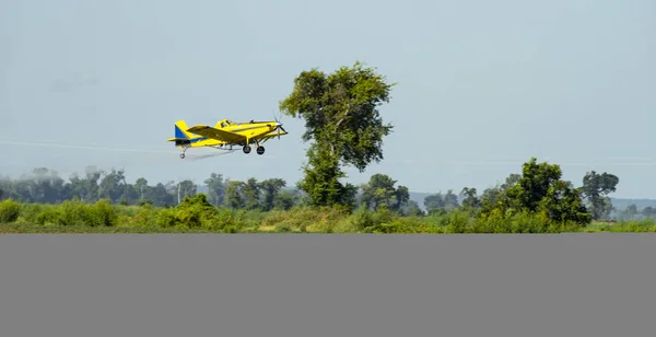一架小飞机在农田上传播化学药品和杀虫剂 — 图库照片