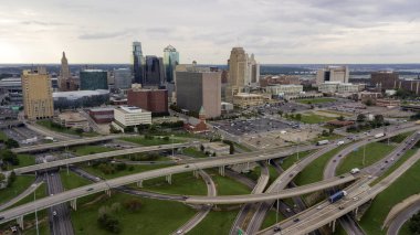 Otomobil ve kamyon şehir merkezinde şehir merkezi Kansas City Missouri ve dışarı hareket