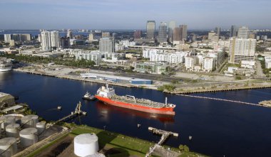 Tampa Bay Florida dünyanın bu kanal ve diğerleri ile hizmet veren gelişen bir bağlantı noktası vardır