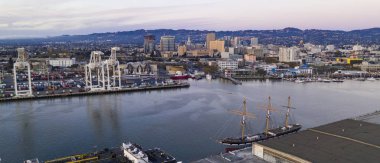 Oakland Liman dağlara Altın ışık yıkama California Dusk geliyor 