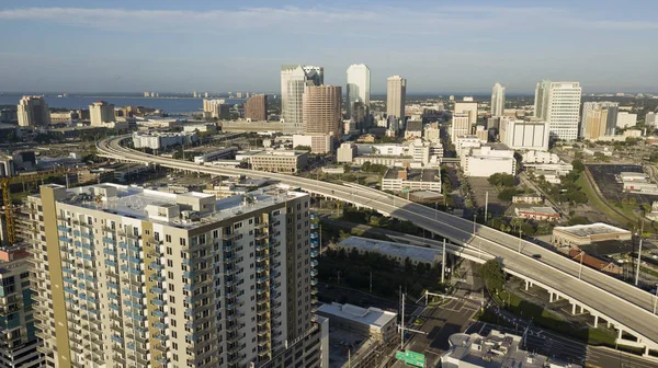 湾ではフロリダ州タンパのダウンタウン都市センター スカイラインの良い背景です — ストック写真