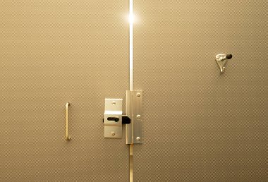 Bir güzel tasarlanmış assmbled ve tonda banyo ahır kapı ile ışık akışı