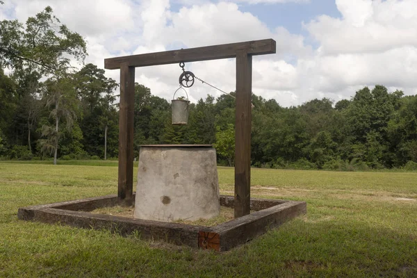 Old Tin Bucket Tied Rope Going Pulley Sits Ready Retrieve — Stock Photo, Image